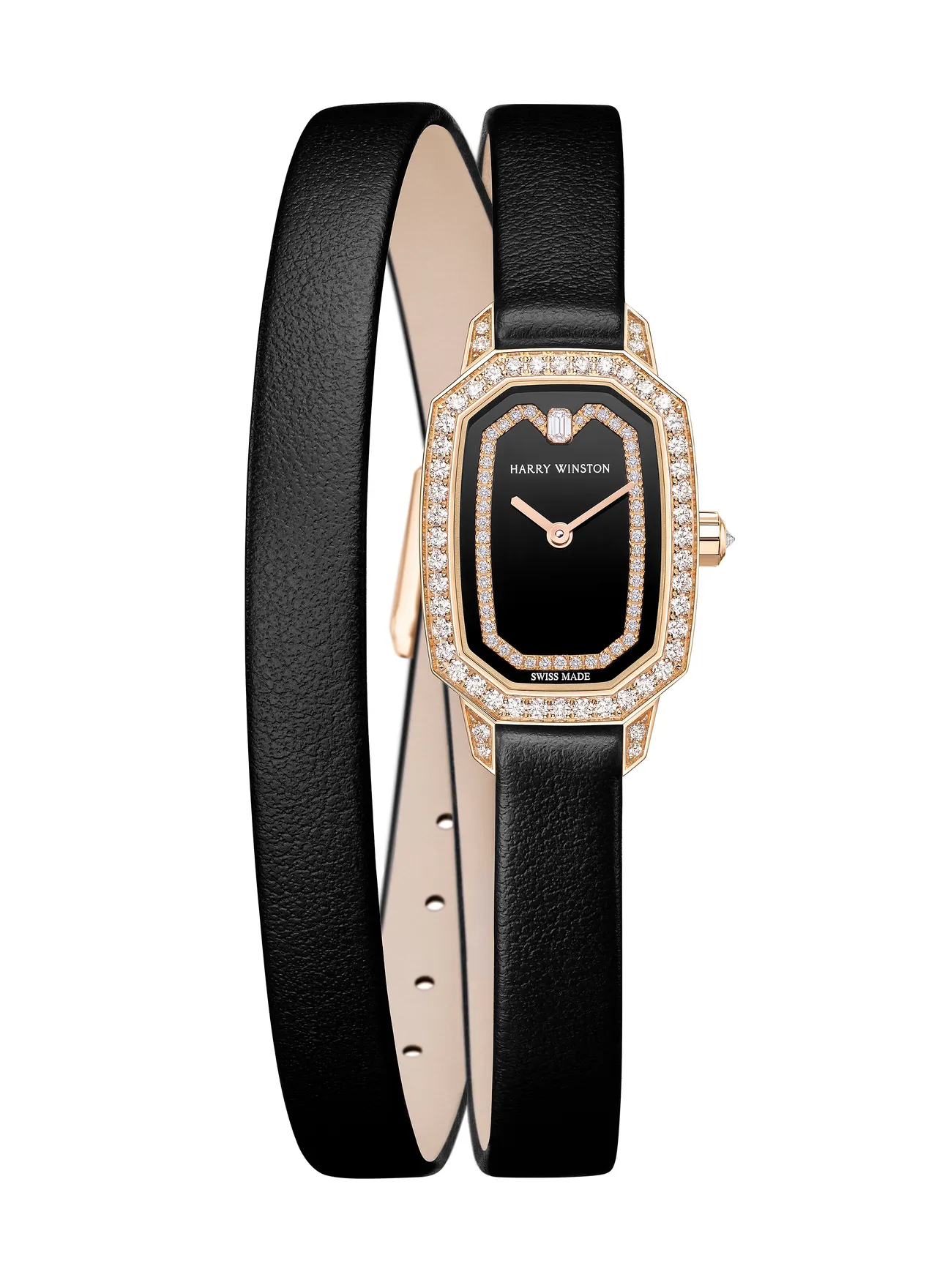 海瑞溫斯頓全新Emerald印記系列腕錶,17.7*24mm,18K玫瑰金錶殼,黑色錶盤,黑色小牛皮緞面雙圈錶帶,石英機芯,防水深度30米,價格店洽。品牌提供