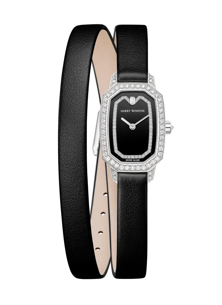 海瑞溫斯頓全新Emerald印記系列腕錶，17.7*24mm，18K白金錶殼，黑色錶盤，黑色小牛皮緞面雙圈錶帶，石英機芯，防水深度30米，價格店洽。品牌提供