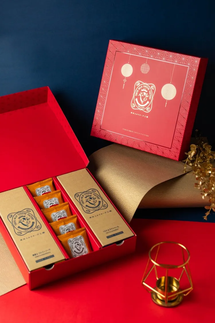 「東京牛奶起司工房」2025新春限定25入禮盒售價1300元，內含「海鹽＆卡門貝爾起司夾心餅乾」10入、「蜂蜜＆古岡左拉起司夾心餅乾」10入、「巧克力＆馬斯卡彭起司夾心餅乾」5入。業者提供