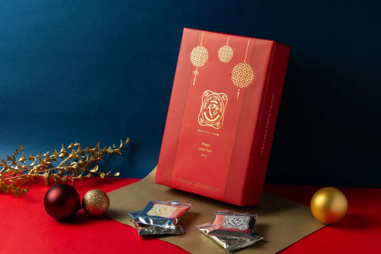 「東京牛奶起司工房」2025新春限定20入禮盒售價920元，內含「海鹽＆卡門貝爾起司夾心餅乾」10入、「蜂蜜＆古岡左拉起司夾心餅乾」10入。業者提供