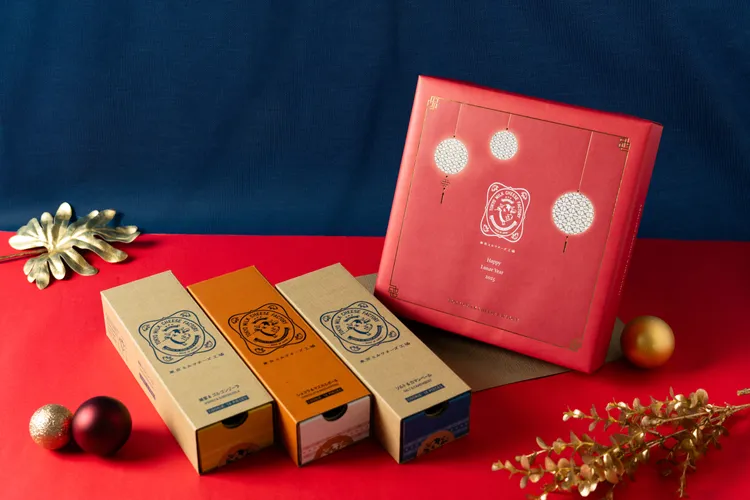 「東京牛奶起司工房」2025新春限定30入禮盒，售價1380元，內含「海鹽＆卡門貝爾起司夾心餅乾」10入、「蜂蜜＆古岡左拉起司夾心餅乾」10入、「巧克力＆馬斯卡彭起司夾心餅乾」10入。業者提供