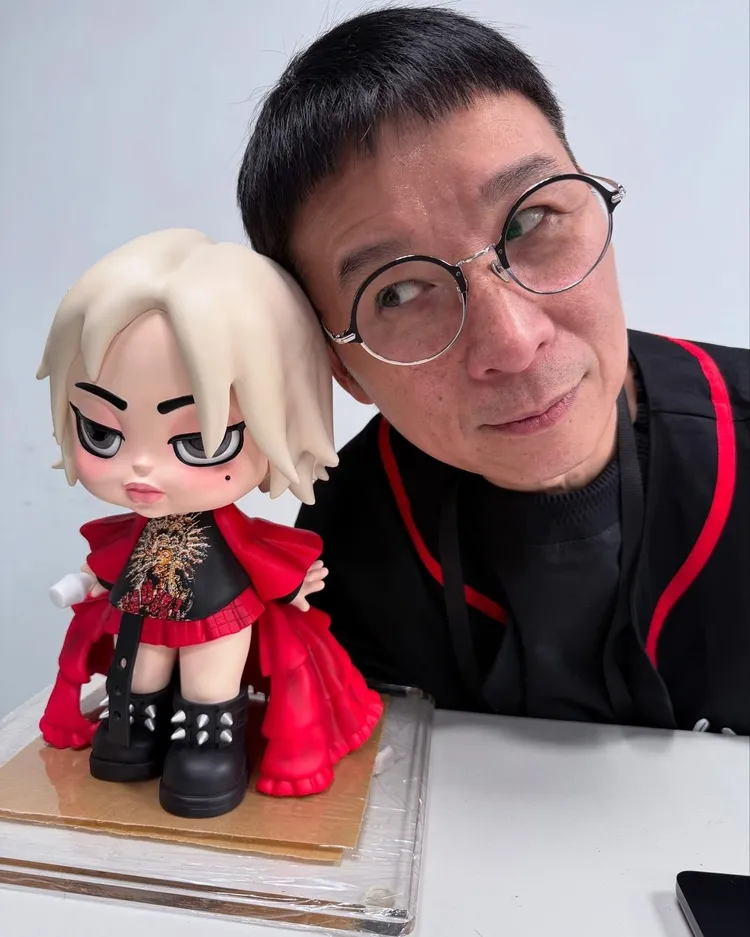 川哥開演前跟張惠妹的公仔合照。翻攝陳鎮川臉書