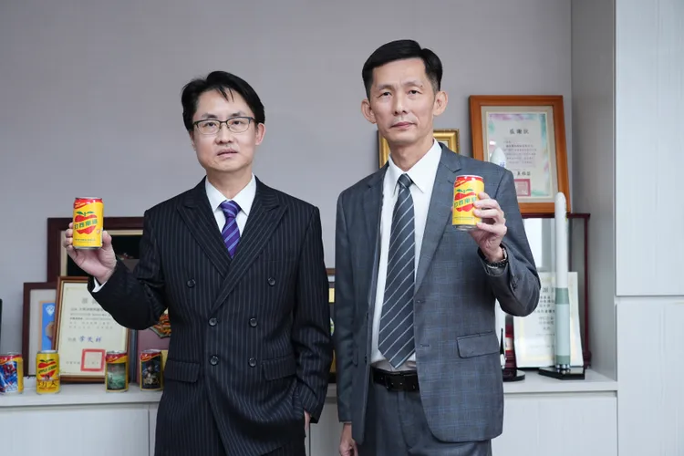 大西洋飲料公司董事長蘇芸樂(圖右)表示，蘋菓西打將重磅回歸，期盼消費者擁護在地企業。彭欣偉攝