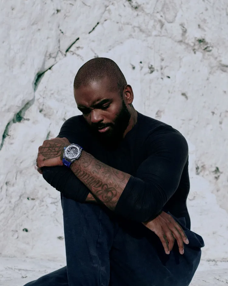 HUBLOT與英國潮流藝術家Samuel Ross合作，推出全新Big Bang Samuel Ross碳纖維陀飛輪腕錶。品牌提供