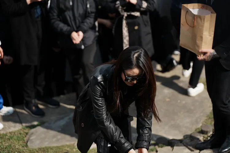 林心如在瓊瑤花葬地放上玫瑰花瓣。特勤中心攝