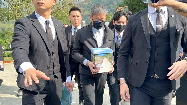 瓊瑤兒子陳中維捧著骨灰下車準備花葬。特勤中心攝