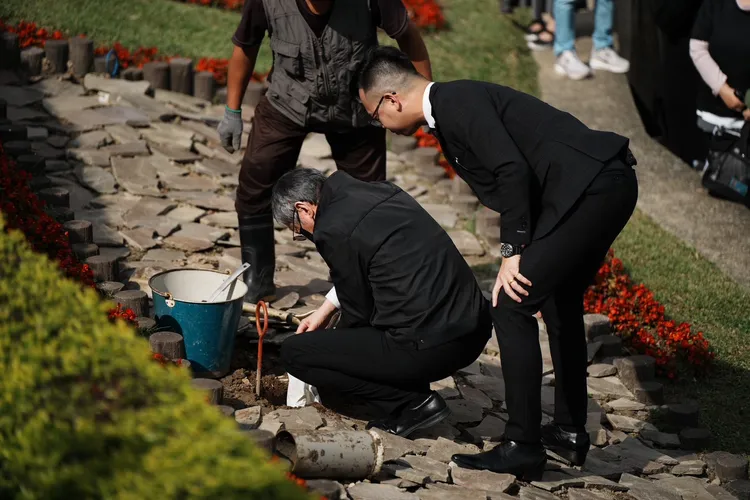 瓊瑤兒子陳中維親灑骨灰。特勤中心攝