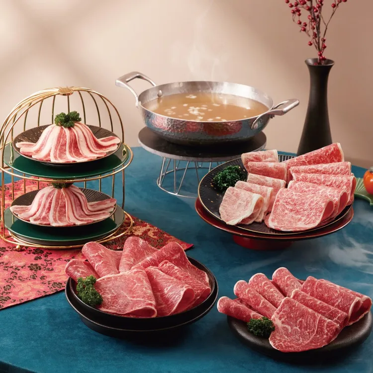「世界三大和牛鍋饗宴」鍋物組可同時享受日本A5和牛、美國極黑和牛與澳洲金牌純血和牛，正中和牛愛好者的心，今年價格不變、肉量激增27%，即日起可直接購入。業者提供