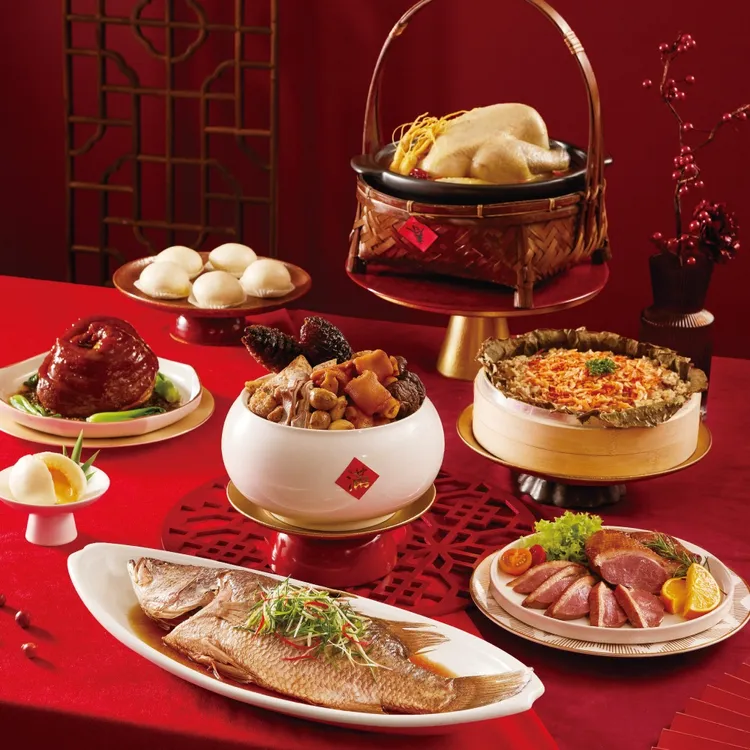 經典中式套組「御饌臻品中菜席」包含7道人氣大菜，如料多味美的「福滿烏參佛跳牆」、「元氣人參燉雞湯」，以及「頂級桃木燻鴨胸」等，一套可供4~6人飽食，售價5799元，早鳥優惠價4699元。業者提供