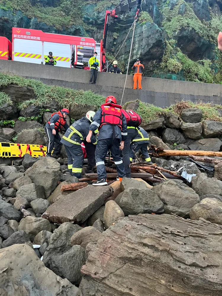 警消趕抵後緊急利用繩索接近受困運將，目前已將其送往基隆長庚醫院。翻攝照片