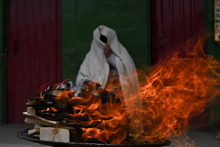 一名巫師正在作法。路透社