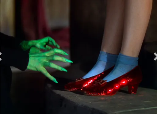 《綠野仙蹤》女主角穿過原味鞋　拍出近9億高價　