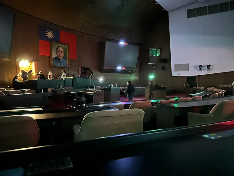 綠委深夜已搶先進入議場、占領主席台。翻攝王定宇臉書