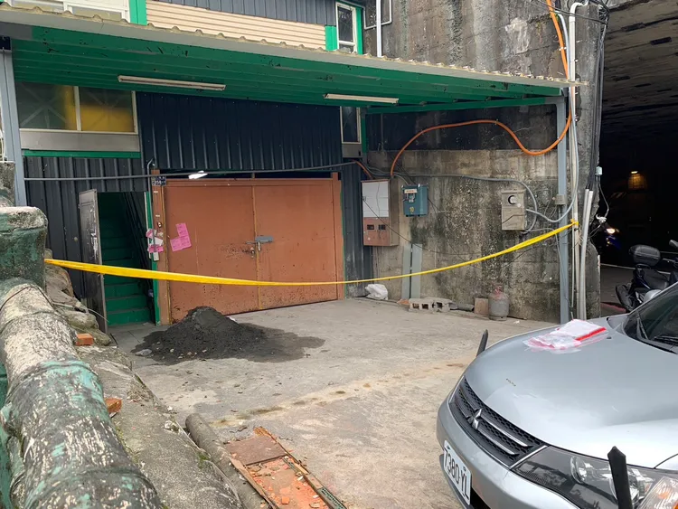 基隆焚屍命案，警方在現場拉起封鎖線蒐證。葉先鵬攝
