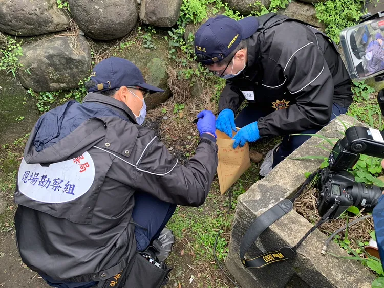 基隆焚屍命案，警方採證中。葉先鵬攝