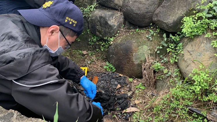 基隆焚屍命案，警方蒐證中。葉先鵬攝
