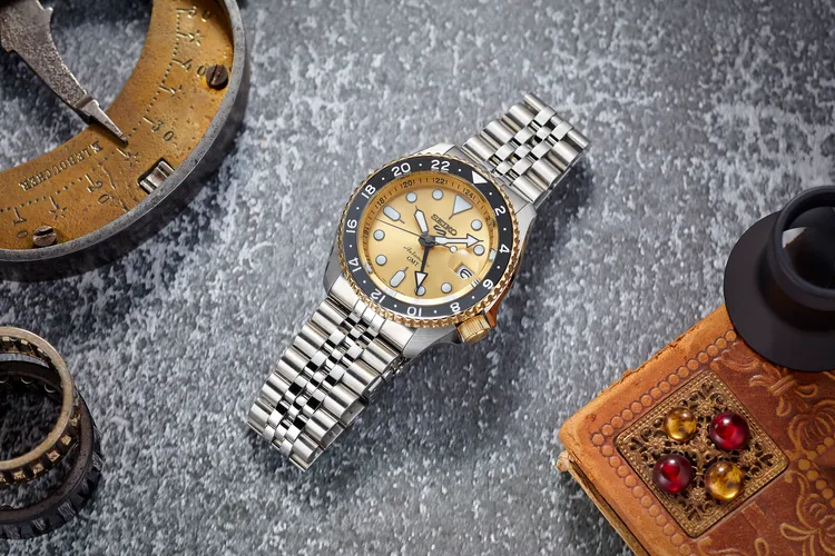 Seiko 70周年限定款包括面盤、錶圈外圍的鋸齒、錶冠皆採用金色相呼應。品牌提供