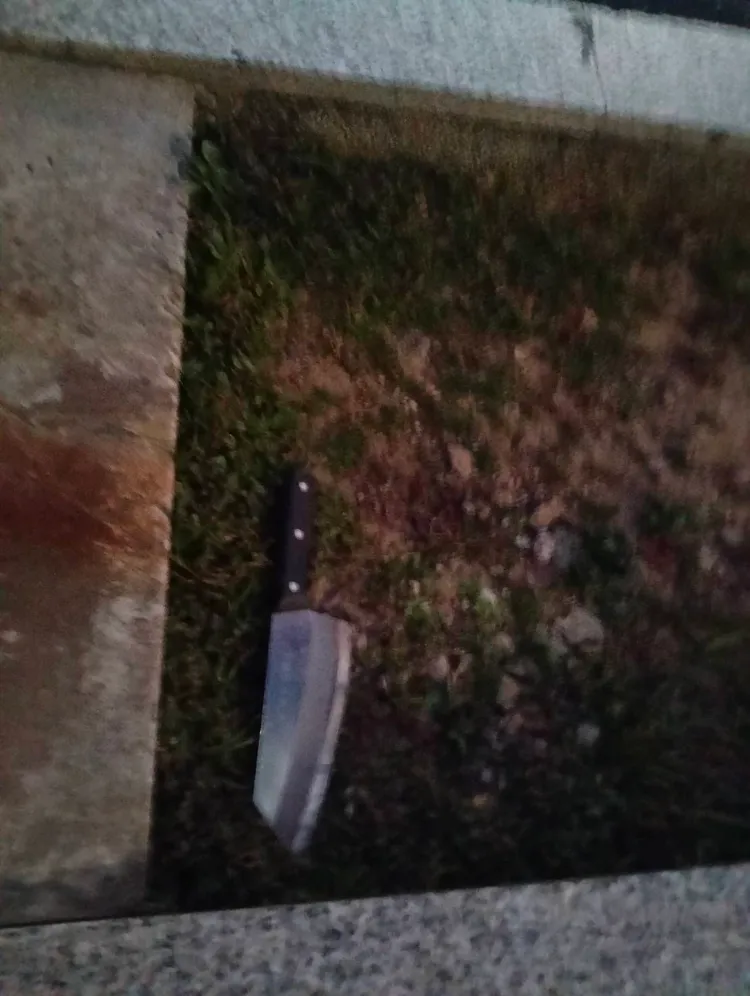 警方查扣凶器菜刀一把。翻攝畫面