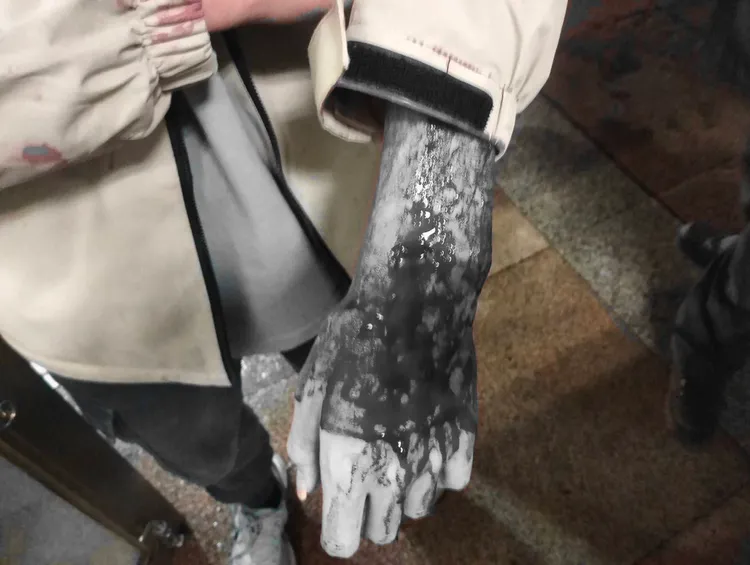 劉男被砍左手鮮血直流。翻攝畫面