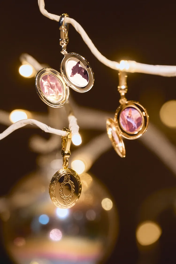 Olivia Yao Memory 45mm相框吊墜，980元。品牌提供