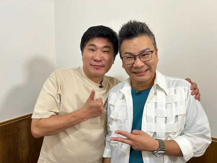 胡瓜（左）、沈玉琳見女僕排隊迎接，感到新奇。《下面一位》提供