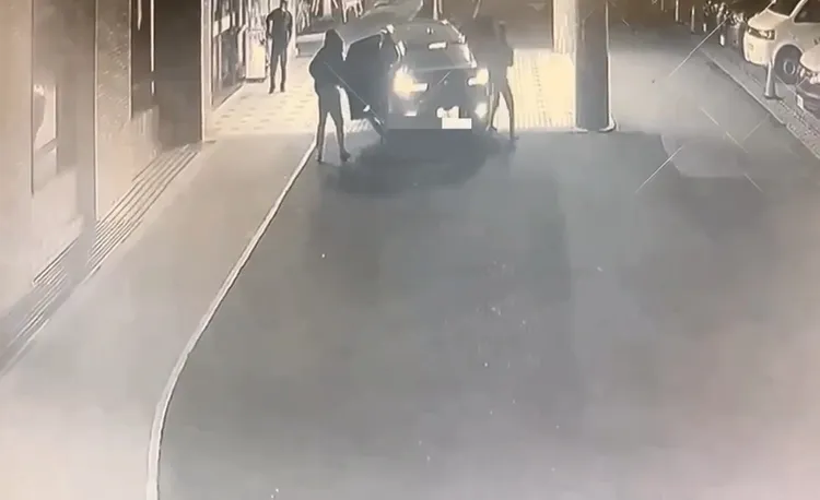 槍手一方有人中彈，送醫搶救。翻攝畫面