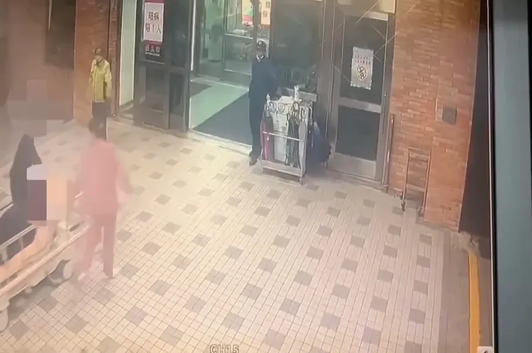 槍手一方有人中彈，送醫搶救。翻攝畫面