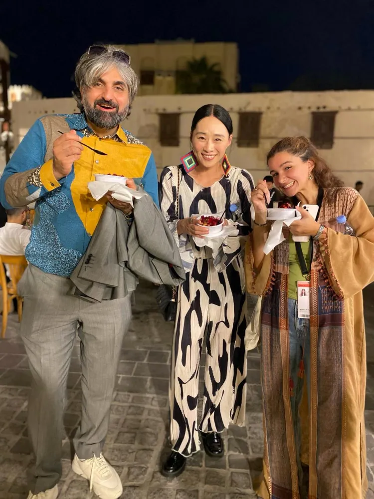 吳可熙與紅海國際電影節影展總監（左）及工作人員一起品嚐當地美食Balila，直呼吃起來「酸酸甜甜的」。CAA提供