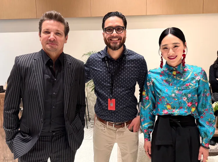 吳可熙（右起）、哈姆扎詹久姆、鷹眼」傑瑞米雷納合影。CAA提供