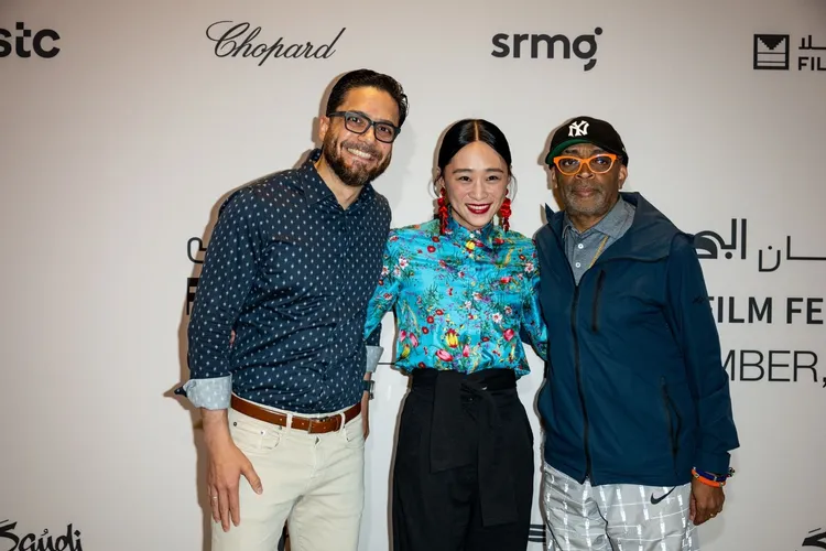 吳可熙與好萊塢大導演史派克李（右）、好萊塢導演暨視覺特效哈姆扎詹久姆（左）。CAA提供