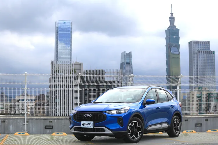 Ford Kuga 1.5T車型除車價優惠2萬元，另搭配總價值最高6萬元的「尊榮6萬豪禮」。林浩昇攝