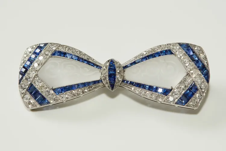 美國前第一夫人賈桂琳甘迺迪過去戴過的藍寶石鑲鑽蝴蝶結胸針，也是寶藏之一。