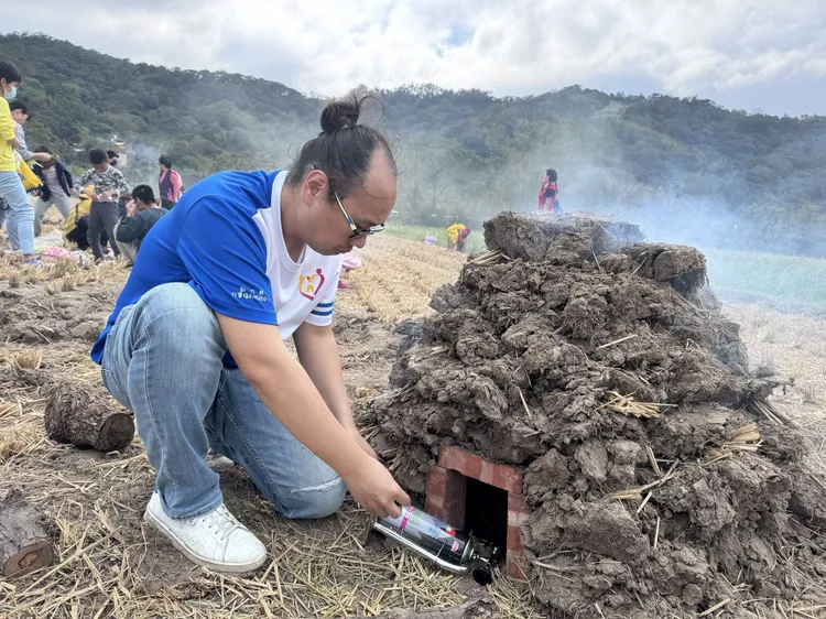 大朋友享受焢窯樂趣。新竹縣府提供
