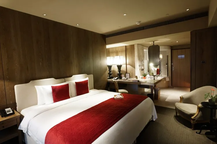 雲朗集團旗下台北君品酒店 ，入住「飯店有禮時時有驚喜」專案送餐飲抵金1111元。高鐵提供