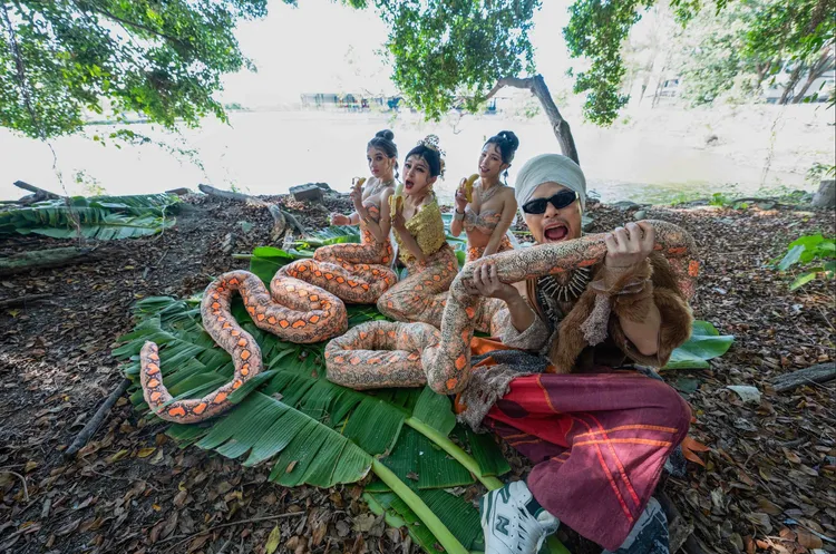 黃明志MV找來保庇天后王彩樺飾演蛇妖，讓人笑到噴飯。亞洲通文創提供