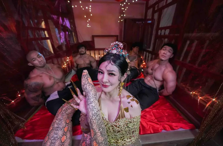 王彩樺與猛男互動。亞洲通文創提供