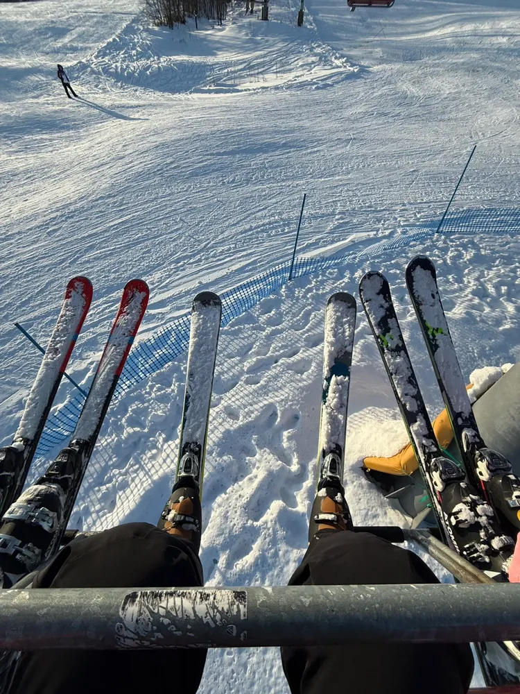 常如山帶兒女一起滑雪，也是他們的專屬滑雪教練。