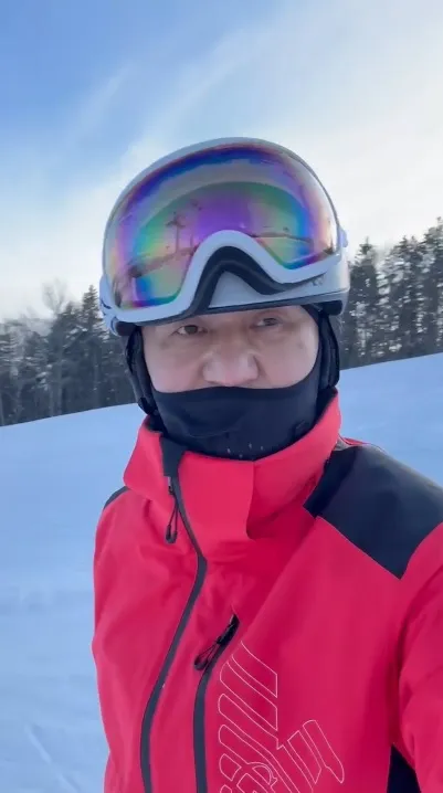 常如山邊拍攝邊滑雪，技巧超好零失誤。