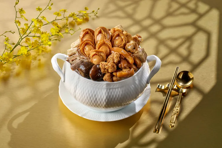 豪華配料精燉慢煨的圍爐聖品「一品鮑魚佛跳牆」 。業者提供