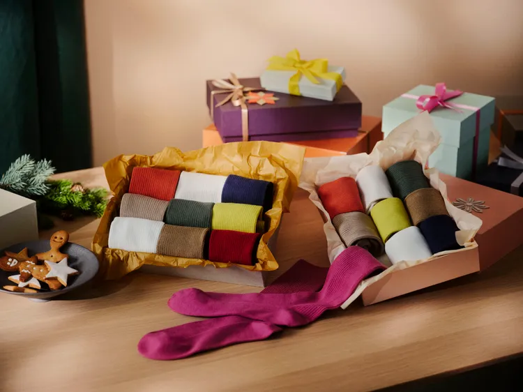 擁有50種繽紛色彩的「素面單色襪」保暖又時髦。品牌提供