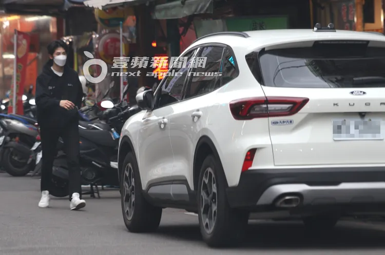 林郁婷從彩券行旁一處民宅離開後戴起口罩。特勤中心攝