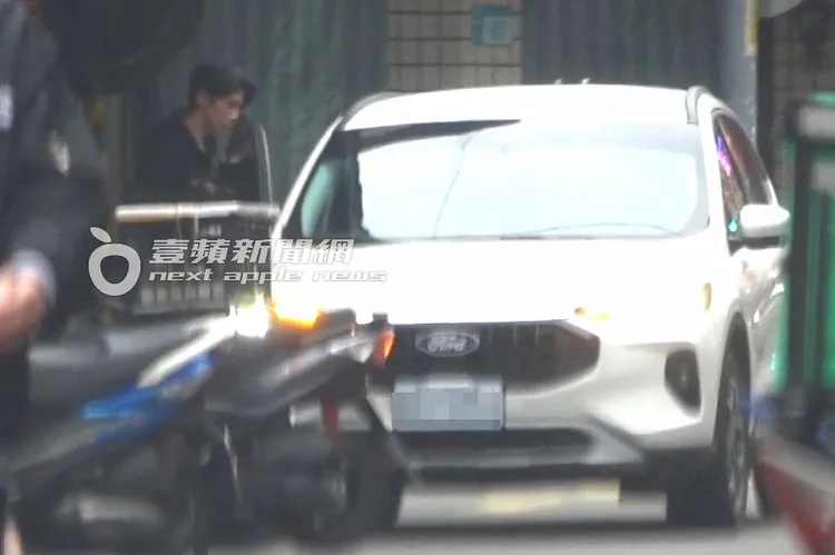 林郁婷5分鐘後從一旁騎樓出來，又坐上副駕駛座。特勤中心攝