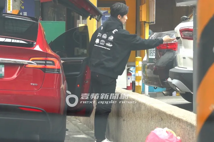 林郁婷按向一旁的福特KUGA後車廂。特勤中心攝