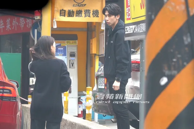 林郁婷（右）與經紀人討論事宜，露出左手食指鵝蛋大的戒指。特勤中心攝