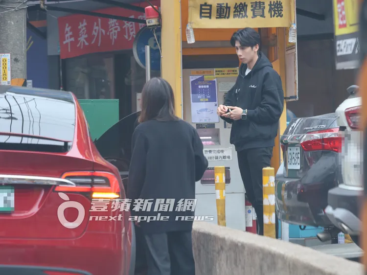 林郁婷（右）把信用卡收進LV皮夾中。特勤中心攝