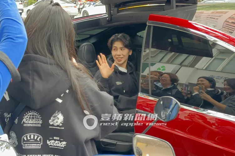 林郁婷關車門前與粉絲熱情揮手，給粉絲拍好拍滿。特勤中心攝