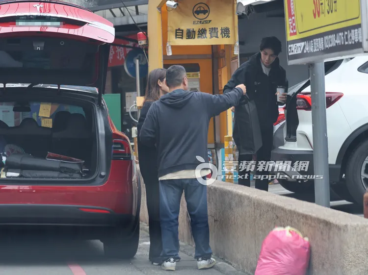 林郁婷（右）接手袋子一併裝進後車廂。特勤中心攝