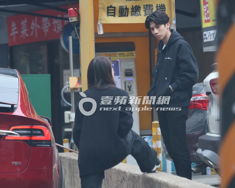 林郁婷（右）收拾完行李與經紀人洽談事宜。特勤中心攝