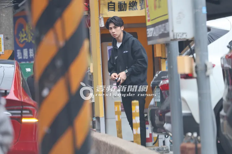 林郁婷跟經紀人道別。特勤中心攝