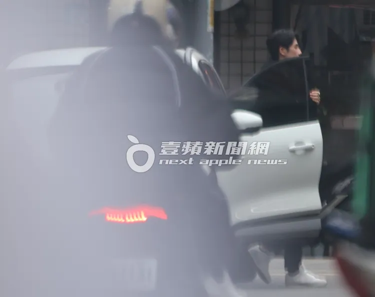 林郁婷開著新車前往新莊福壽街下車。特勤中心攝